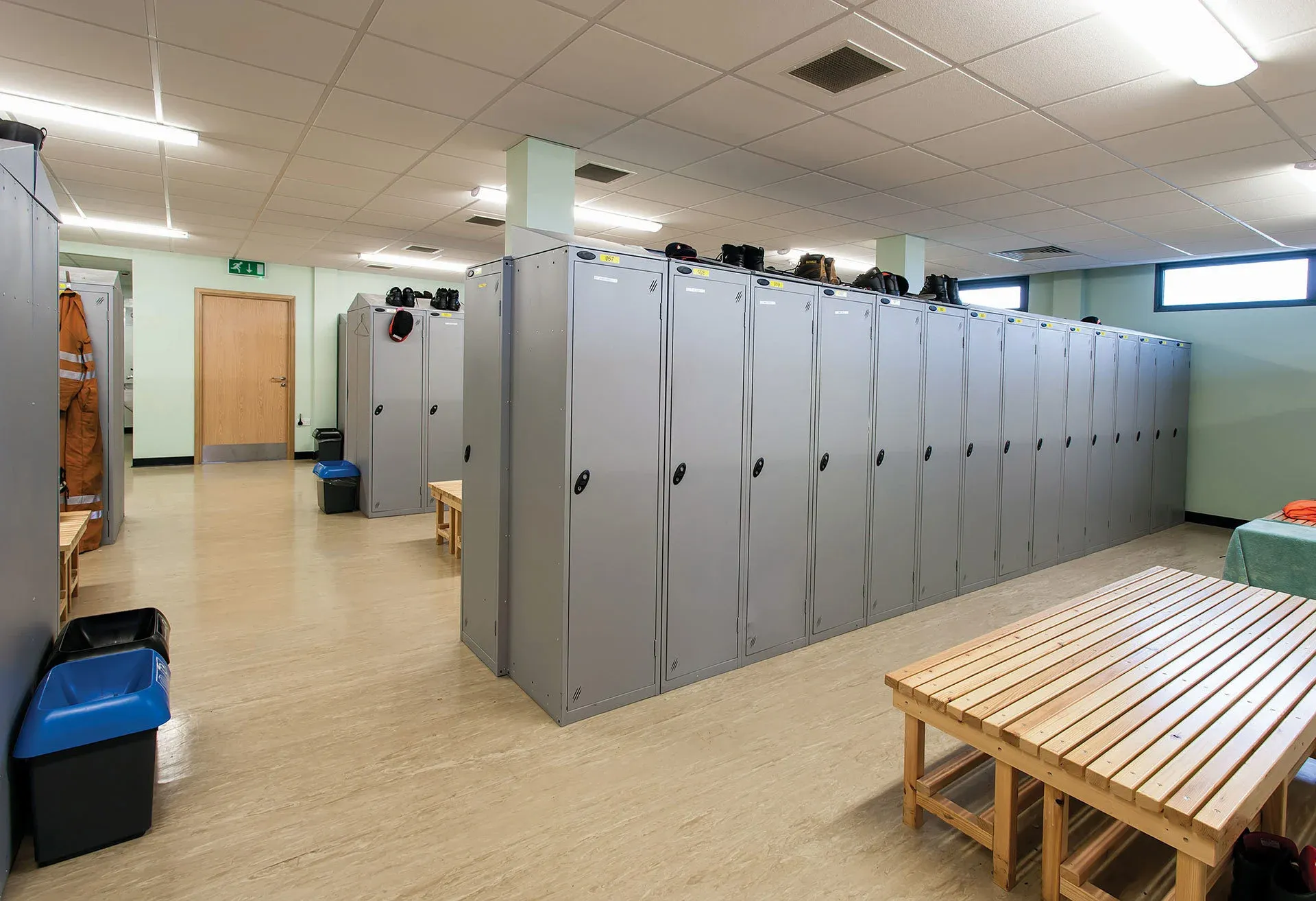 Locker rooms- sports-changing-rooms18