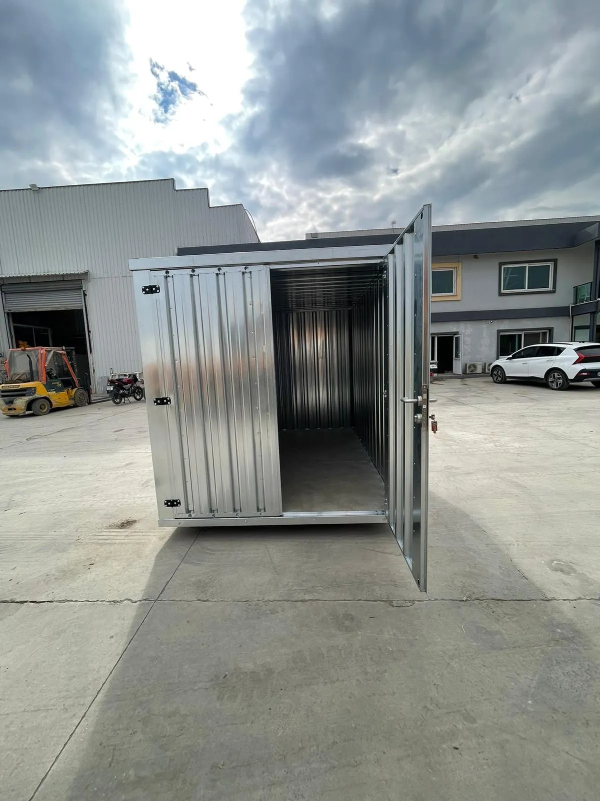 High-quality storage container designed for versatile use in cargo shipping, warehousing, and secure material storage.